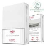 Prześcieradło jersey z elastanem w kolorze białym, w opakowaniu, z widoczną etykietą. Kąt ujęcia z boku, ukazujący przód i tył. Zestawienie informacji o rozmiarze 160x200 oraz wysokiej gramaturze 160 g/m² na tle jasnym.