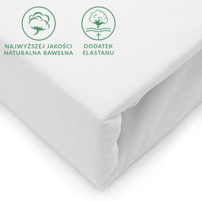 Prześcieradło jersey z elastanem o wymiarach 180x200 cm w kolorze białym, rozłożone na białym tle. Widoczna faktura materiału oraz gumka wszyta w krawędź. Na krawędzi dwa zielone logo: najwyższej jakości naturalna bawełna oraz dodatek elastanu.