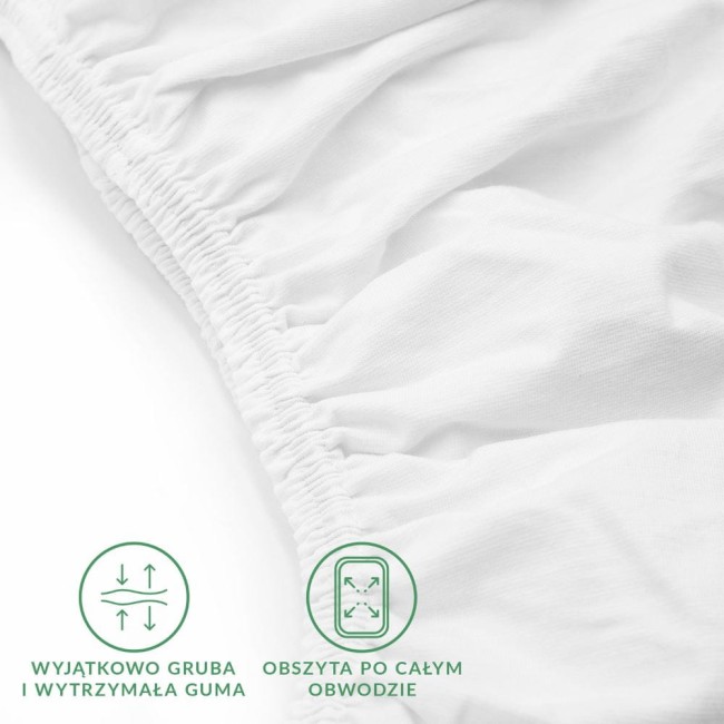 Prześcieradło jersey z elastanem w kolorze białym, rozmiar 180x200 cm, z widoczną, grubą i elastyczną gumką obszytą wokół obwodu. Ujęcie zbliżeniowe, ukazujące detal faktury materiału oraz elastyczność gumy. Tło proste, białe.