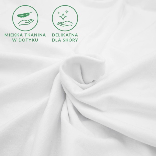 Prześcieradło jersey z elastanem, kolor biały, o gładkiej fakturze, z widocznymi symbolami, wskazującymi na miękkość tkaniny i delikatność dla skóry. Ułożone w sposób luźny, na jednolitym tle, ukazuje zalety materiału.