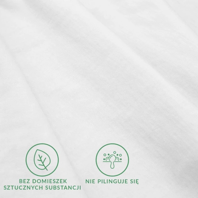 Prześcieradło jersey z elastanem w kolorze białym, widoczna gładka faktura materiału. W ujęciu z bliska, z widocznymi symbolami: bez domieszek sztucznych substancji oraz nie pilinguje się. Produkt w rozłożonej pozycji.