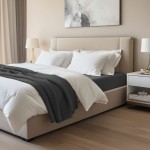 Prześcieradło jersey z elastanem 90x200 w kolorze czarnym, rozłożone na materacu pod białymi poduszkami. Produkt leży na łóżku w jasnym wnętrzu, obok widoczna narzuta w szarym kolorze oraz lampka nocna. Tło w neutralnych odcieniach.