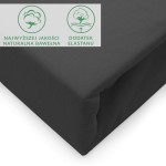Czarny prześcieradło jersey z elastanem 200x220, leżące na gładkiej powierzchni. Widzimy szczegóły materiału oraz widoczne napisy o jakości bawełny i dodatku elastanu. Prześcieradło ma elastyczny brzeg.