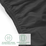 Czarne prześcieradło jersey z elastanem o wymiarach 200x220 cm, z widoczną, wyjątkowo grubą i wytrzymałą gumą obwodową, rozłożone na białym tle. Materiał o gładkiej fakturze, luźno wykończony, dobrze dopasowujący się do materaca.
