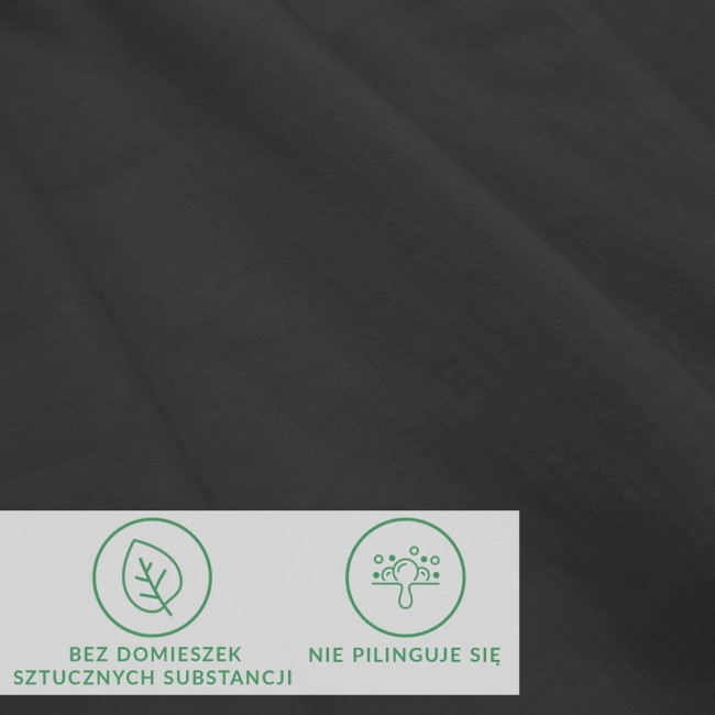 Prześcieradło jersey z elastanem w kolorze czarnym, rozmiar 200x220 cm, w widoku z góry, z wyraźnymi ikonami informującymi o braku sztucznych substancji oraz o właściwości niepilingujące. Delikatna, teksturowana faktura materiału.