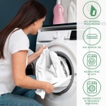 Prześcieradło jersey z elastanem w kolorze czarnym, umieszczane w pralce przez kobietę, w zbliżeniu. Na pralce widoczne instrukcje dotyczące pielęgnacji, takie jak można prać w 60°C oraz można suszyć w suszarce bębnowej. Tło ciemne.