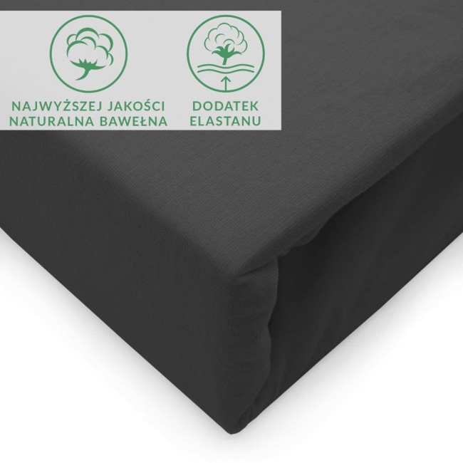 Prześcieradło jersey z elastanem w rozmiarze 180x200 cm, w kolorze czarnym. Produkt leży na białym tle, z widoczną gumką w rogach dla lepszego dopasowania. Na materiale wytłoczone symbole jakościowe dotyczące bawełny i elastanu.