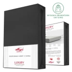 Prześcieradło jersey z elastanem w kolorze czarnym, rozmiar 180x200 cm, z gumką. Opakowanie pokazuje przód oraz tył, na którym znajduje się czytelna etykieta z informacjami o produkcie. Posiada matową fakturę, a kąt ujęcia jest frontalny.