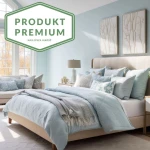 Prześcieradło jersey z elastanem 180x200 w kolorze czarnym, leżące na łóżku. Ułożone pod kołdrą, z gładką fakturą i elastycznym brzegiem. Tło w pastelowym odcieniu ze świecącym oświetleniem i dekoracyjnymi poduszkami w różnych odcieniach niebieskiego.