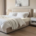 Prześcieradło jersey z elastanem z gumką 180x200 w kolorze ekologia, rozłożone na łóżku z jasnym prześcieradłem i poduszkami. Materiał miękki, elastyczny, o jednolitej fakturze. Łóżko w nowoczesnej sypialni z jasnymi ścianami i drewnianą podłogą.