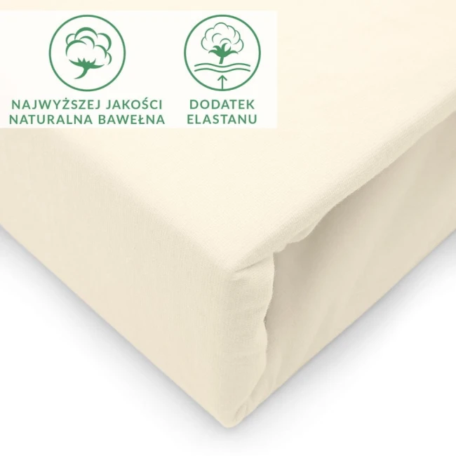 Prześcieradło jersey z elastanem 180x200 w kolorze ekologicznym, z gumką, leżące na białym tle. Widoczna struktura materiału, z logo i ikonami informującymi o jakości bawełny i elastanu. Produkt rozłożony na całej powierzchni.