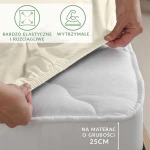 Prześcieradło jersey z elastanem w kolorze ekologicznym, rozłożone na białym materacu o grubości 25 cm. Widoczna gumka umożliwiająca stabilne mocowanie.