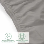 Prześcieradło jersey z elastanem w kolorze popiel. Ujęcie z boku, ukazuje gładką, elastyczną tkaninę i gumkę obwodową. Widoczna gruba struktura materiału. Dobrze dopasowane, leżące na białym tle, bez dodatkowych akcesoriów.
