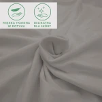 Prześcieradło jersey z elastanem w kolorze popielatym, z gumką. Zbliżenie na materiał, ukazujące gładką, elastyczną tkaninę, o delikatnej strukturze, zwinięte w dekoracyjnym układzie. Widoczne ikony informujące o miękkości i delikatności dla skóry.