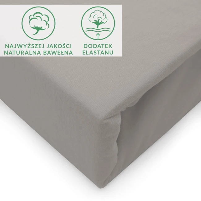 Prześcieradło jersey z elastanem w kolorze popielatym, rozmiar 200x220 cm, z gumką. Ułożone w sposób leżący, widoczne etykiety z informacjami o składzie i elastanie. Tło jednolite, co podkreśla gładką fakturę materiału.
