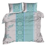 Pościel z kory 140x200 w turkusowo-szarym kolorze z ornamentalnym wzorem. Złożona, ukazuje poduszki oraz narzutę z detalami kwiatowymi i liniowymi. Tło jasnoszare, co podkreśla wzory. Produkt przeznaczony do sypialni, dostępny w jednym kolorze.