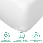 Prześcieradło flanelowe z gumką w kolorze białym, o wymiarach 160x200 cm, wykonane z 100% bawełny. Zbliżenie na rogi prześcieradła, ukazujące gumkę i fakturę materiału. Widoczne symbole dotyczące jakości oraz zastosowania na okres jesienno-zimowy.