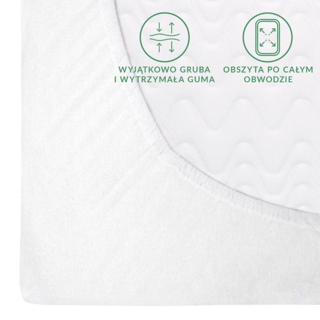 Prześcieradło flanelowe z gumką w kolorze białym, rozmiar 160x200 cm, z widoczną wyjątkowo grubą i wytrzymałą gumą obwodową. Ujęcie z bliska, ukazuje detal wokół krawędzi. Tło białe, umożliwia łatwą identyfikację produktu.