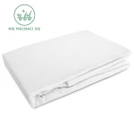 Prześcieradło flanelowe z gumką 160x200 w kolorze białym, złożone, o grubym materiale 160g/m². Widoczne logo Nie mechaci się. Produkt leży na białym tle, co podkreśla jego gładką fakturę.