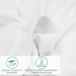 Białe prześcieradło flanelowe z gumką, 200x220 cm, z miękkiego materiału. Widoczne detale tkaniny oraz graficzne oznaczenia na dole zdjęcia dotyczące właściwości termoaktywnych. Produkt leży na płaskiej powierzchni, co podkreśla jego fakturę.