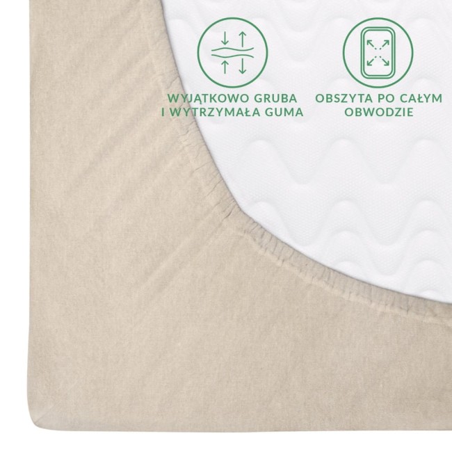 Prześcieradło flanelowe z gumką w kolorze jasno beżowym, rozmiar 200x220 cm, leżące na jasnym tle. Widoczna elastyczna guma obszyta po całym obwodzie, zapewniająca dopasowanie. Tekst na tkaninie podkreślający jej wytrzymałość.