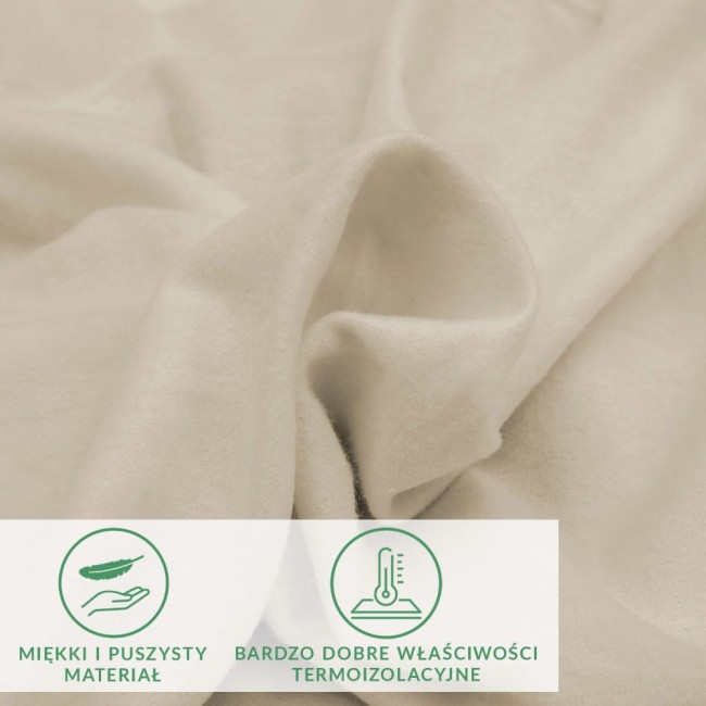 Prześcieradło flanelowe z gumką w kolorze jasno beżowym, o wymiarach 200x220 cm, leżące na gładkiej powierzchni. Wykonane z miękkiego materiału, który zapewnia dobre właściwości termiczne. Widoczna faktura tkaniny oraz graficzne oznaczenia produktu.