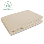 Prześcieradło flanelowe z gumką w jasnym beżowym kolorze, o wymiarach 200x220 cm, leżące na białym tle. Materiał o grubości 160g/m², gładka faktura. Na widocznej części brak napisów i wzorów, produkt złożony w formie prostokąta.