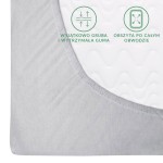 Flanela prześcieradło z gumką w kolorze jasnoszarym, rozmiar 160x200 cm, leżące na białym tle. Materiał jest gładki, z wytrzymałą, obszytą gumą wokół brzegów. Ujęcie z góry ukazuje teksturę i detale, w tym wiadomości o wytrzymałości produktu.