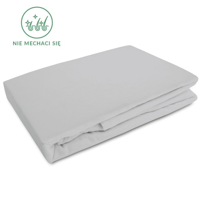 Prześcieradło flanelowe z gumką 90x200 w kolorze jasno szarym, 160g/m², leży na jednolitym tle. Produkt złożony, ukazuje delikatną, teksturowaną powierzchnię. Widoczny napis NIE MECHACI SIĘ w górnym rogu.