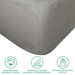 Prześcieradło flanelowe z gumką 200x220 w kolorze szarym, o gramaturze 160 g/m², leży na płaskiej powierzchni. Widoczne są wykończenia rogów, materiał ma delikatną, teksturowaną strukturę. Logo oraz opisy na dole zdjęcia są nieczytelne.