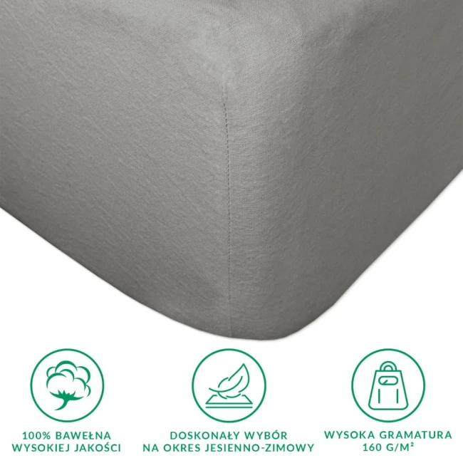 Prześcieradło flanelowe z gumką 200x220 w kolorze szarym, o gramaturze 160 g/m², leży na płaskiej powierzchni. Widoczne są wykończenia rogów, materiał ma delikatną, teksturowaną strukturę. Logo oraz opisy na dole zdjęcia są nieczytelne.