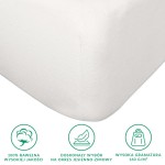 Prześcieradło flanelowe z gumką w kolorze kremowym, 180x200 cm, leżące na białym tle. Wykonane z 100% bawełny o gramaturze 160 g/m2. Widoczne wykończenie ze ściągaczem oraz subtelna tekstura materiału. Brak dodatkowych zdobień.