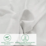 Kremowe prześcieradło flanelowe o wymiarach 180x200 cm, wykonane z miękkiego, puszystego materiału. Zbliżenie na teksturę tkaniny, która zapewnia dobre właściwości termoizolacyjne. Produkt leży na jasnym tle, ukazując detale i jakość materiału.