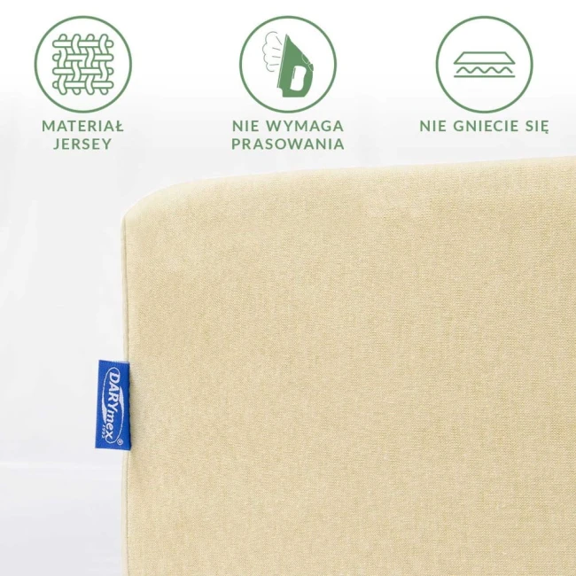 Prześcieradło jersey w kolorze kremowym o wymiarach 90x200 cm, leżące na białym tle. Widoczna faktura materiału oraz niebieska metka marki DARYMEX. Produkt nie wymaga prasowania i jest odporny na gniecenie.