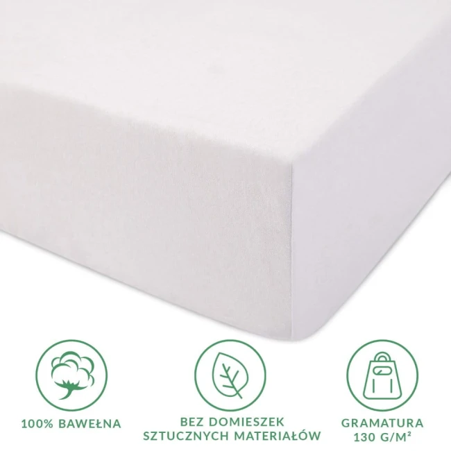Prześcieradło jersey z gumką w kolorze białym, wykonane w 100% z bawełny. Złożone, z widocznym wykończeniem gumki, o gramaturze 130 g/m². Produkt na jednolitym tle, bez dodatkowych wzorów lub zdobień.