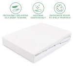 Prześcieradło jersey z gumką 60x120 w kolorze białym, leżące na boku, z widoczną gładką teksturą materiału. Wykonane z oddychającej tkaniny, łatwe do założenia i dopasowania do materaca. Brak widocznych napisów lub zdobień.