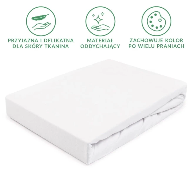 Prześcieradło jersey z gumką 60x120 w kolorze białym, leżące na boku, z widoczną gładką teksturą materiału. Wykonane z oddychającej tkaniny, łatwe do założenia i dopasowania do materaca. Brak widocznych napisów lub zdobień.