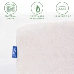 Prześcieradło jersey z gumką 60x120 w kolorze białym, rozłożone na płaskiej powierzchni. Widoczna faktura materiału, mała niebieska metka z logo Darymex. Produkt nie wymaga prasowania i nie gniecie się, idealny do łóżeczka dziecięcego.