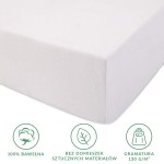 Prześcieradło jersey z gumką w kolorze białym, wykonane w 100% z bawełny, z widoczną fakturą. Ułożone poziomo, z bliska, ukazujące mocowanie gumki. Gramatura wynosi 130 g/m², bez dodatków sztucznych materiałów.