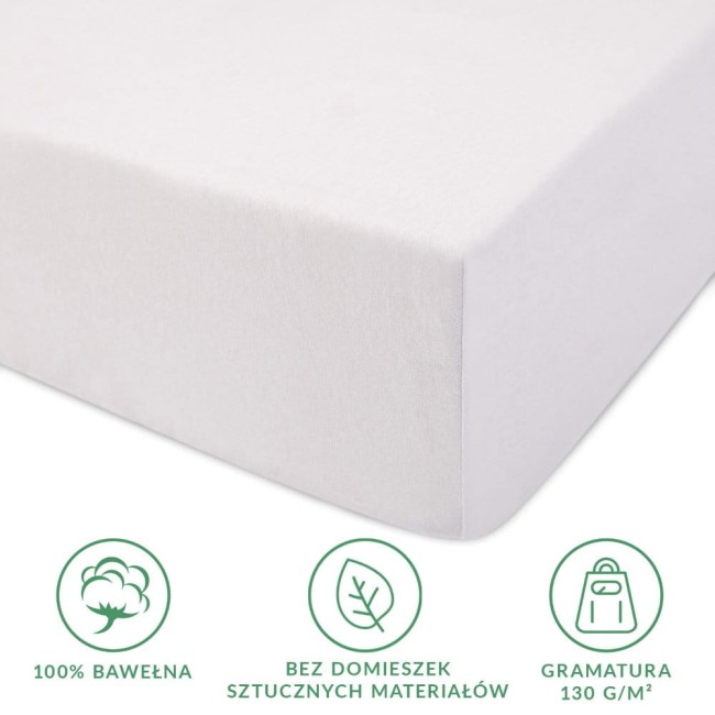 Prześcieradło jersey z gumką w kolorze białym, wykonane w 100% z bawełny, z widoczną fakturą. Ułożone poziomo, z bliska, ukazujące mocowanie gumki. Gramatura wynosi 130 g/m², bez dodatków sztucznych materiałów.