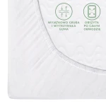 Prześcieradło jersey z gumką w kolorze białym, o wymiarach 90x200 cm. Widoczna gruba i wytrzymała guma obwodowa. Zbliżenie na krawędź prześcieradła, które jest rozłożone na płaskiej powierzchni. Tło proste, białe.