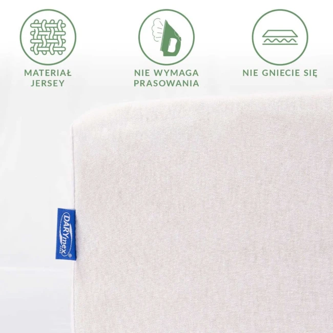 Prześcieradło jersey z gumką w kolorze białym, z detalami materiału widocznymi z boku. Tkanina nie wymaga prasowania i nie gniecie się. Na boku niebieska metka z logo DARYNEX. Produkt rozłożony na białym tle.