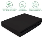 Prześcieradło jersey z gumką 90x200 w kolorze czarnym, leżące na białym tle. Widać gładką fakturę materiału. Krawędzie prześcieradła są lekko rozłożone, a gumka jest widoczna, co zapewnia dobre dopasowanie. Idealne dla łóżek o wymiarach 90x200 cm.