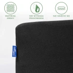 Prześcieradło jersey z gumką 90x200 w kolorze czarnym, leżące na białym tle. Widać fakturę materiału, logo na niebieskiej metce oraz informacje o bezprasowaniu i odporności na gniecenie.
