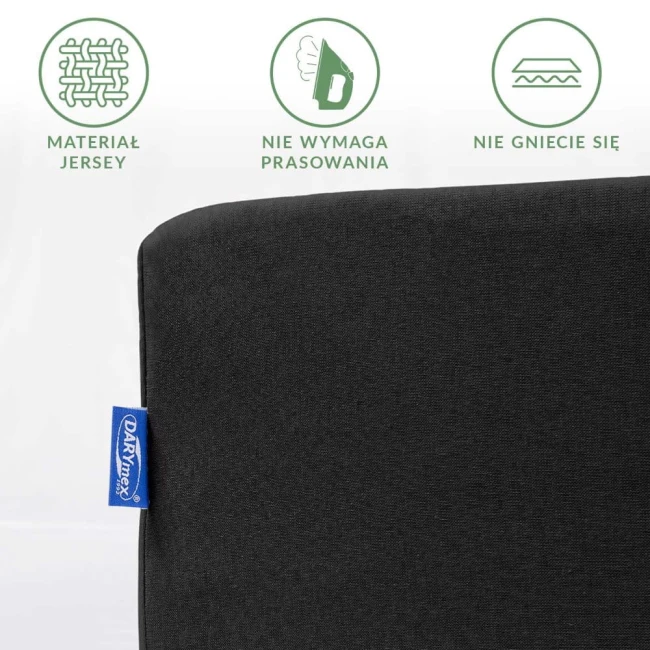 Prześcieradło jersey z gumką 90x200 w kolorze czarnym, leżące na białym tle. Widać fakturę materiału, logo na niebieskiej metce oraz informacje o bezprasowaniu i odporności na gniecenie.