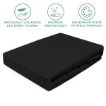 Prześcieradło jersey z gumką 160x200 w kolorze czarnym, rozłożone na białym tle. Materiał oddychający, przyjemny dla skóry, z gładką teksturą. Produkt wymiary: 160x200 cm, idealny do standardowych materacy.
