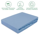Prześcieradło jersey z gumką 180x200 w kolorze błękitnym. Położone na płasko z lekko zaokrąglonymi krawędziami. Materiał gładki, elastyczny i oddychający, idealny do sypialni. Ujęcie z boku ukazuje delikatne fałdy tkaniny.