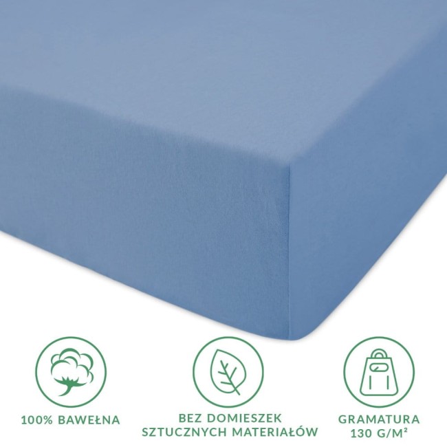 Prześcieradło jersey z gumką w kolorze błękitnym, wykonane w 100% z bawełny, o gramaturze 130 g/m². Produkt leży na gładkiej powierzchni, pokazując dokładne krawędzie i właściwy ułożony kształt. Widoczne informacje dotyczące materiału i gramatury.