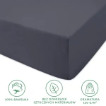 Prześcieradło jersey z gumką w kolorze antracytowym o wymiarach 160x200 cm. Produkt leżący na białym tle, widoczna miękka, teksturowana powierzchnia. Etykiety wskazujące na skład bawełny 100%, brak domieszek, gramatura 130 g/m².