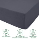 Prześcieradło jersey z gumką w kolorze antracytowym, wykonane w 100% z bawełny, o gramaturze 130 g/m². Ułożone na płasko, widoczna gładka tekstura oraz gumka dopasowująca. W dolnej części logo oraz informacje o składzie materiału.